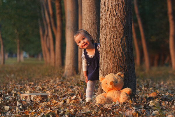 小女孩与玩具熊图片