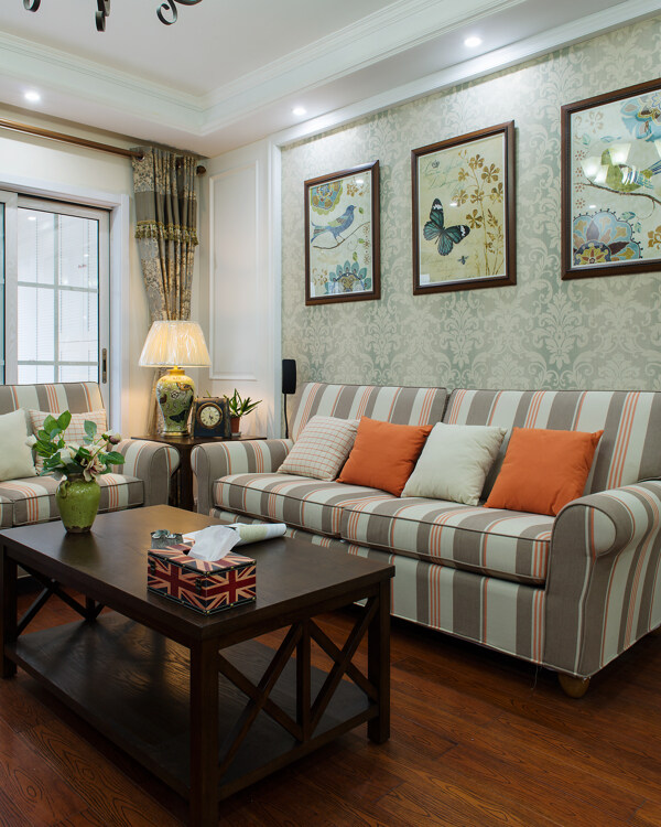 中式温馨客厅绿色碎花背景墙室内装修效果图