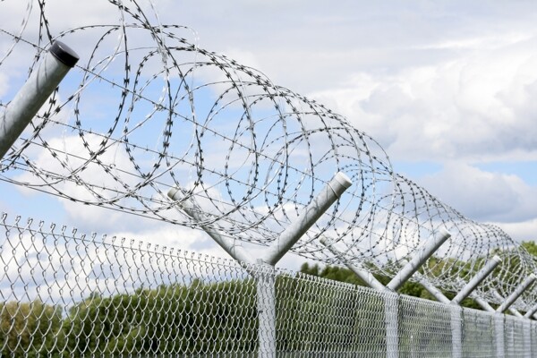 防护栏铁丝网图片