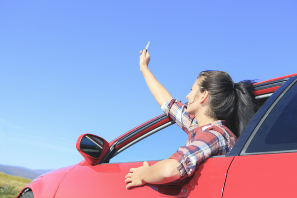 拿著車鑰匙的女人圖片