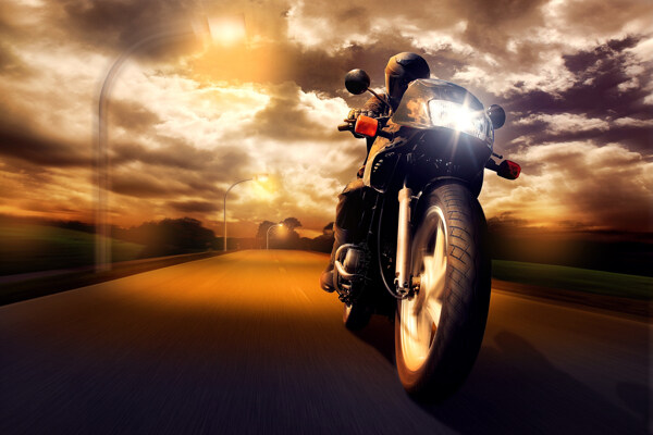 公路上飚摩托车的男士图片