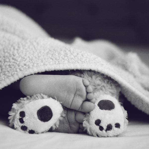 婴儿和小熊脚丫图片