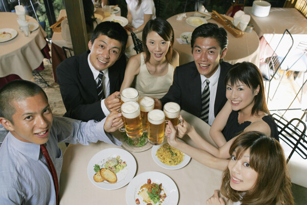 喝啤酒聚餐的人图片