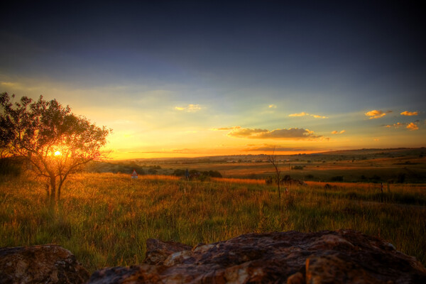 落日黄昏时的草原风光图片