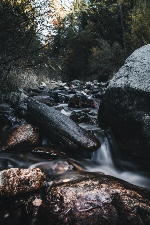 小溪溪水岩石