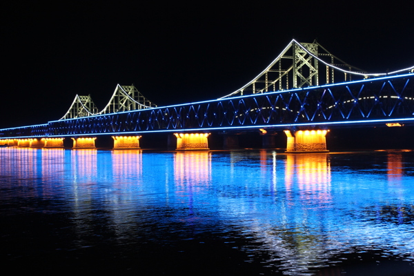 灯光璀璨的海上桥梁夜景图片