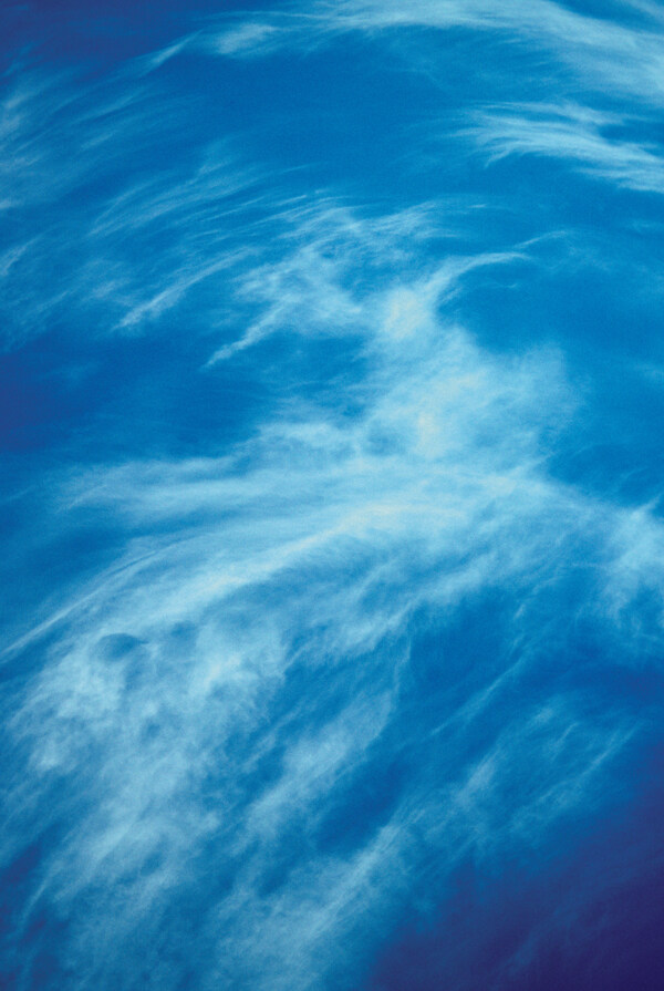 蔚蓝的天空和漂浮的云彩图片