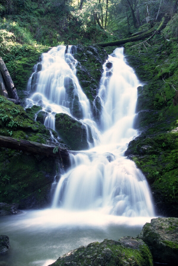 青山绿水瀑布图图片