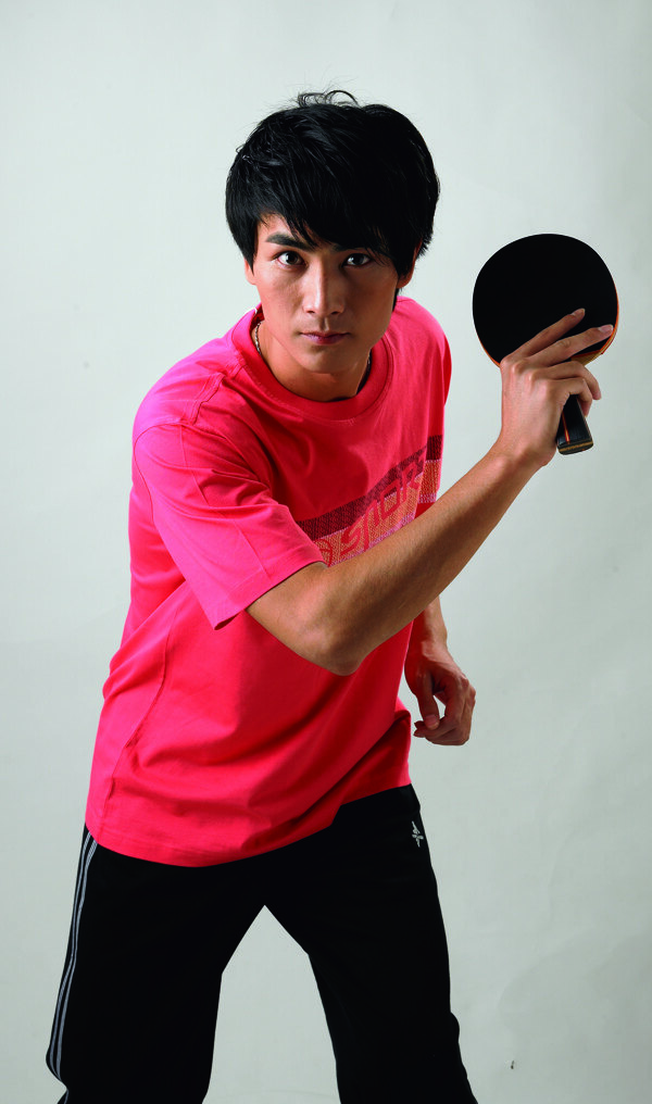 拿著乒乓球拍的男人圖片
