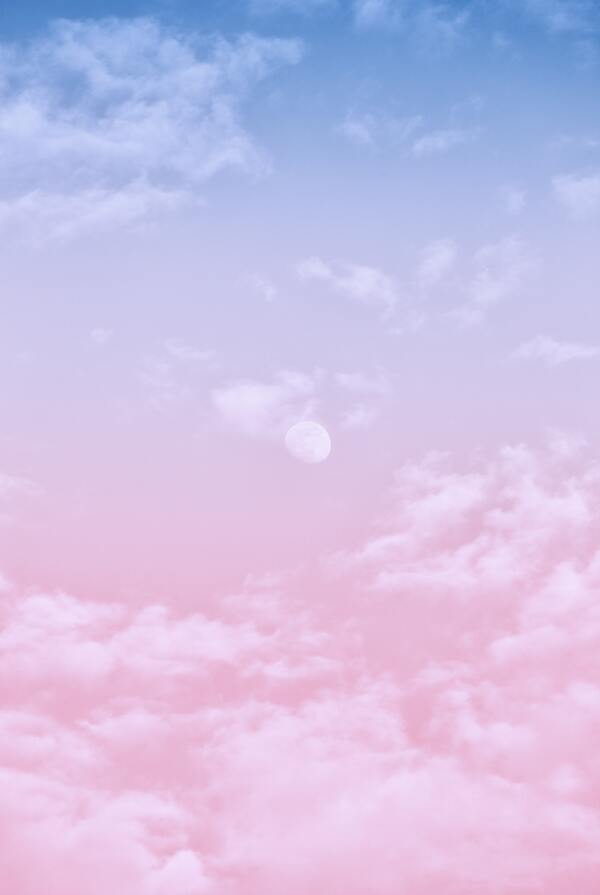 蓝粉色天空中月亮