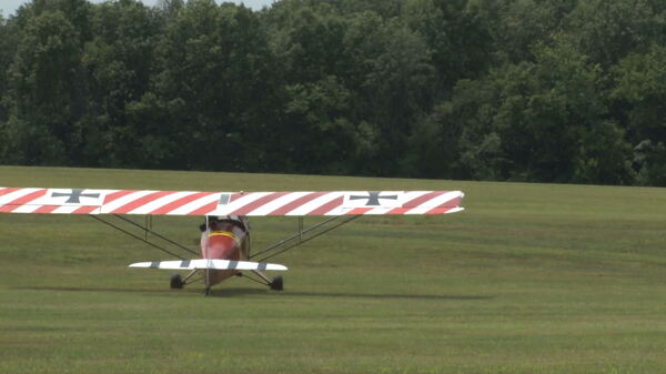 红色条纹的飞机滑行在草地场股票视频