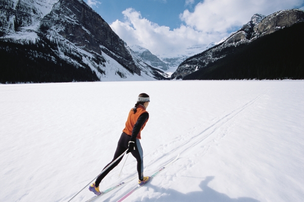 雪地上的滑雪运动员高清图片
