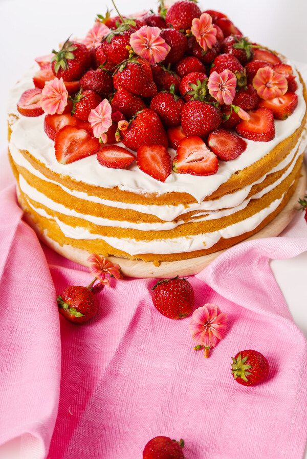 草莓蛋糕美味图片