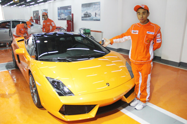 正在組裝的跑車圖片
