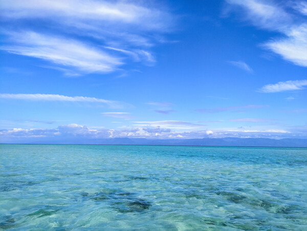 大海清澈湛蓝的海水