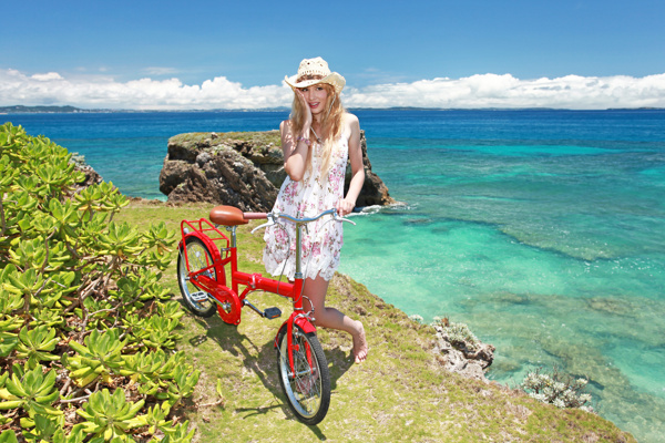 海边美女和单车图片