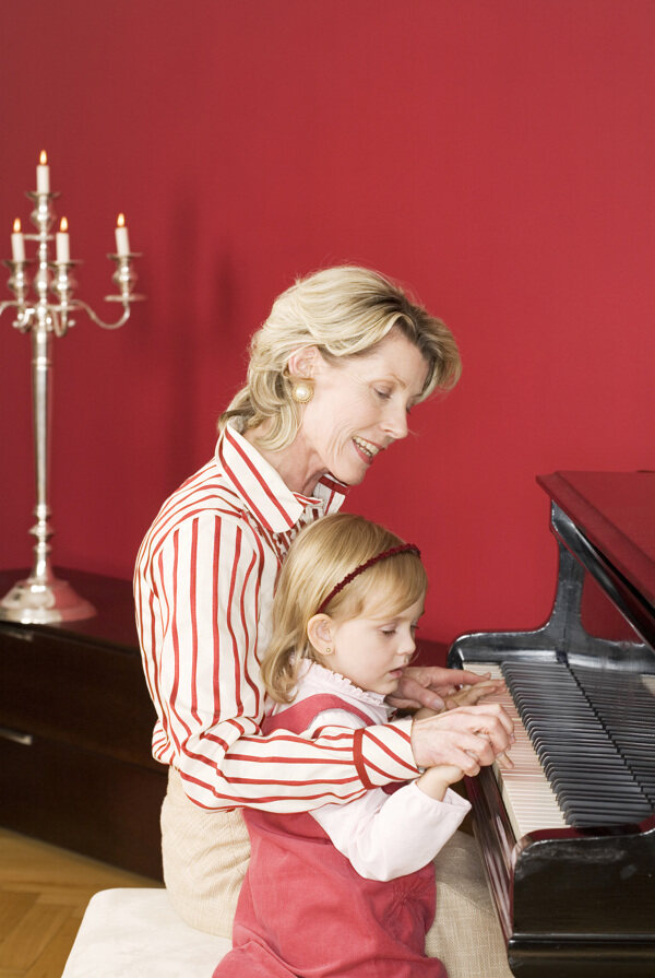 正在教弹钢琴的女人图片