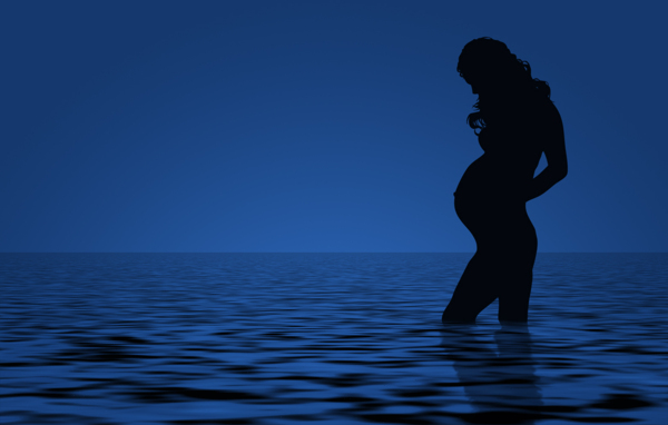 水中孕妇图片