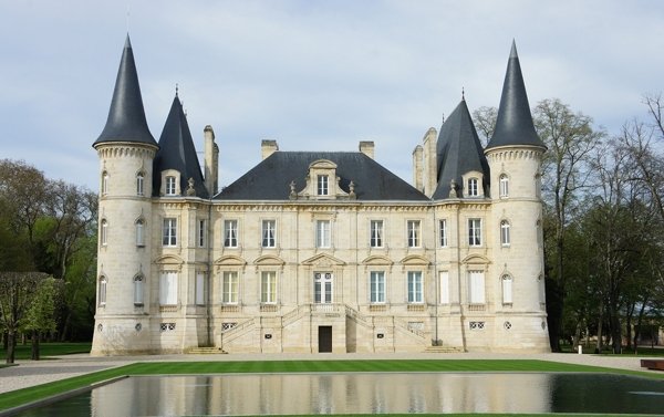 法国城堡草坪湖水图片