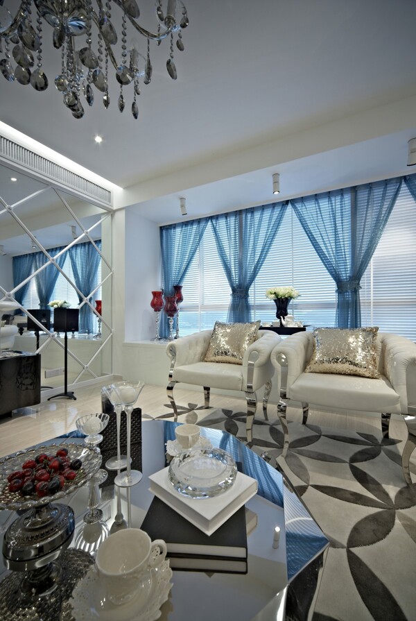 现代清新时尚客厅蓝色薄纱窗帘室内装修图