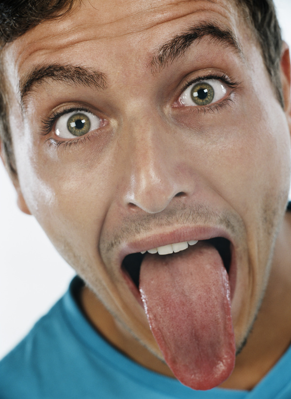 伸舌头的男人图片