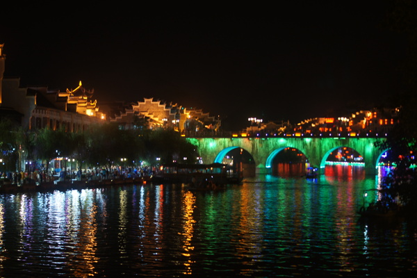 绿色灯光的镇远河大桥图片