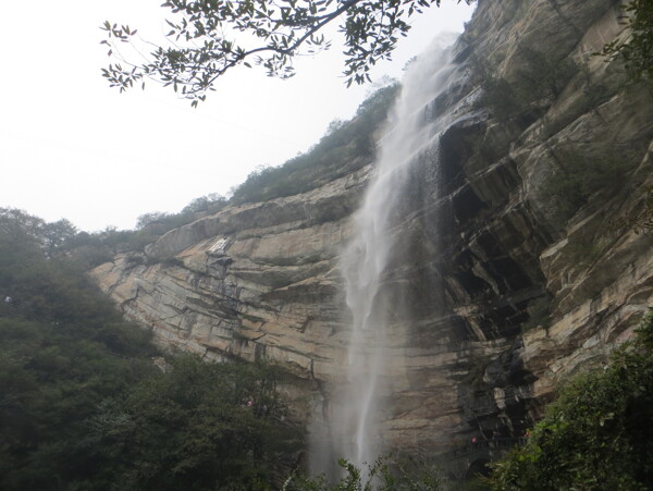 卢崖瀑布风景图片