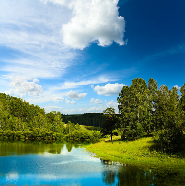 平静的湖水树林蓝天白云图片