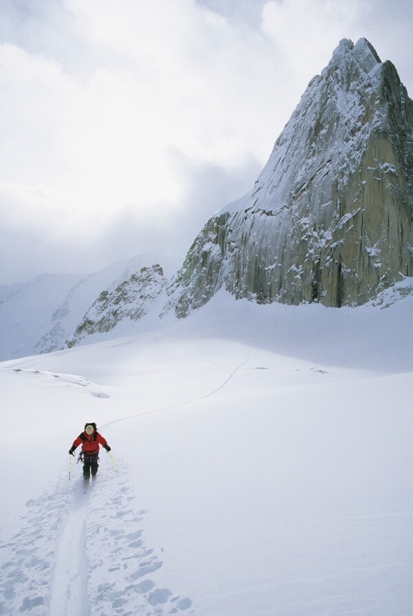 雪地登山运动员摄影高清图片