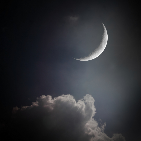月亮下的云层图片