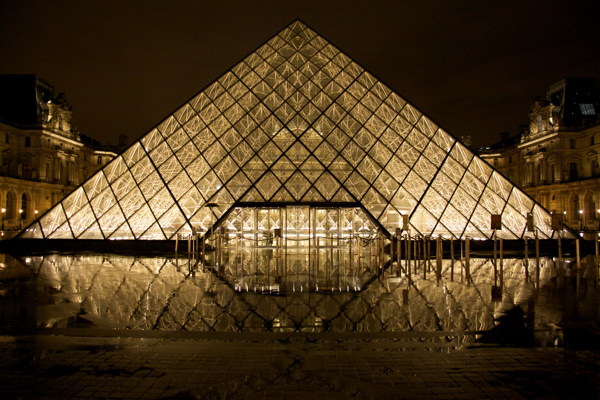 玻璃金字塔建筑图片