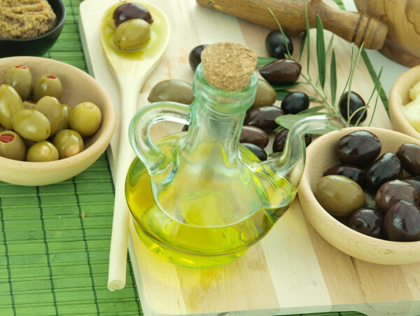 砧板上的橄榄油和橄榄图片
