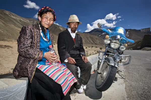 藏族人民路边休息图片