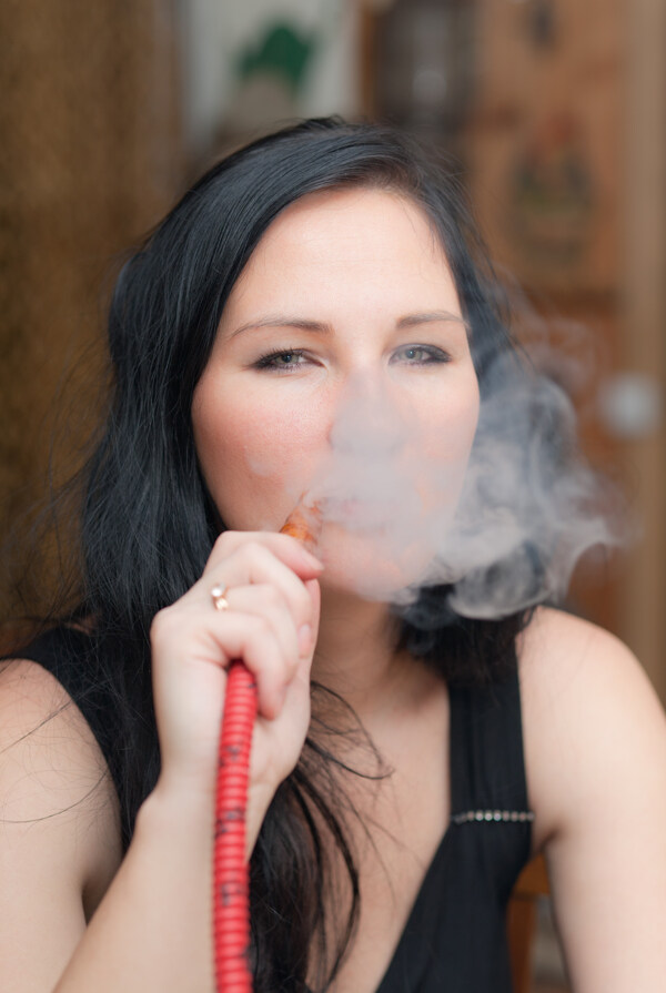 抽水烟的女人图片