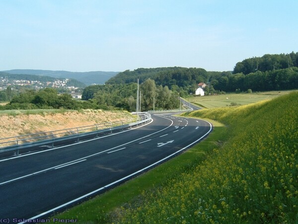 春天公路風(fēng)景圖片