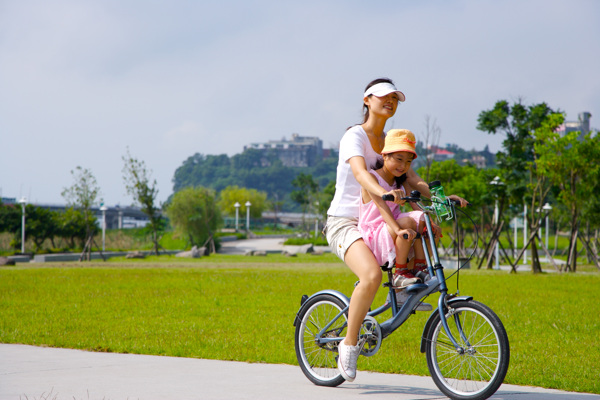 親子休閑腳踏車自行車腳踏車賽車戶外運(yùn)動車道風(fēng)景草坪
