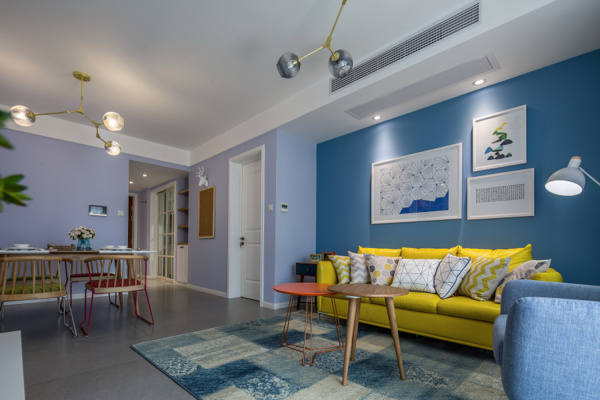 现代创意客厅黄色沙发蓝色背景墙设计图