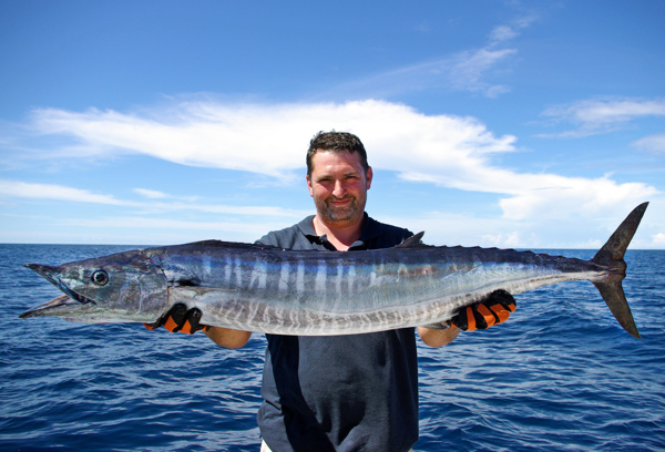 拿著鯊魚(yú)開(kāi)心的漁夫圖片