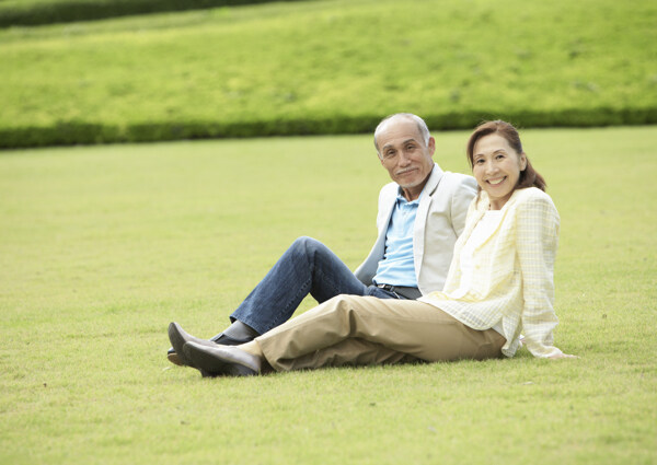 坐在草坪上的老夫妻图片