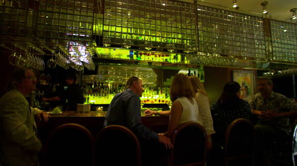 人们坐在餐厅酒吧3股票视频小车视频免费下载