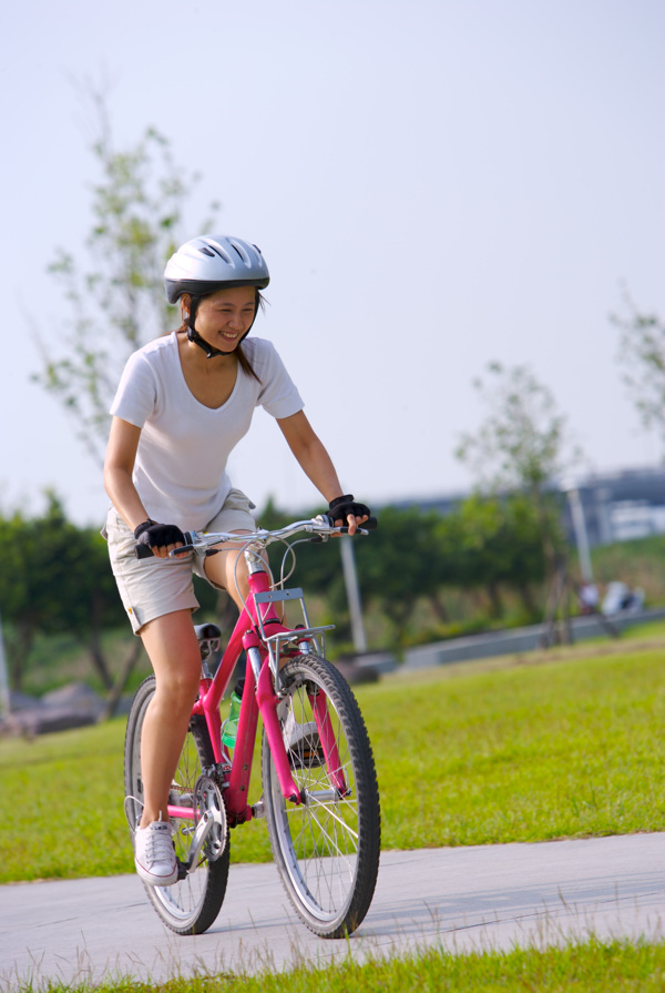 亲子休闲脚踏车自行车脚踏车赛车户外运动车道风景草坪