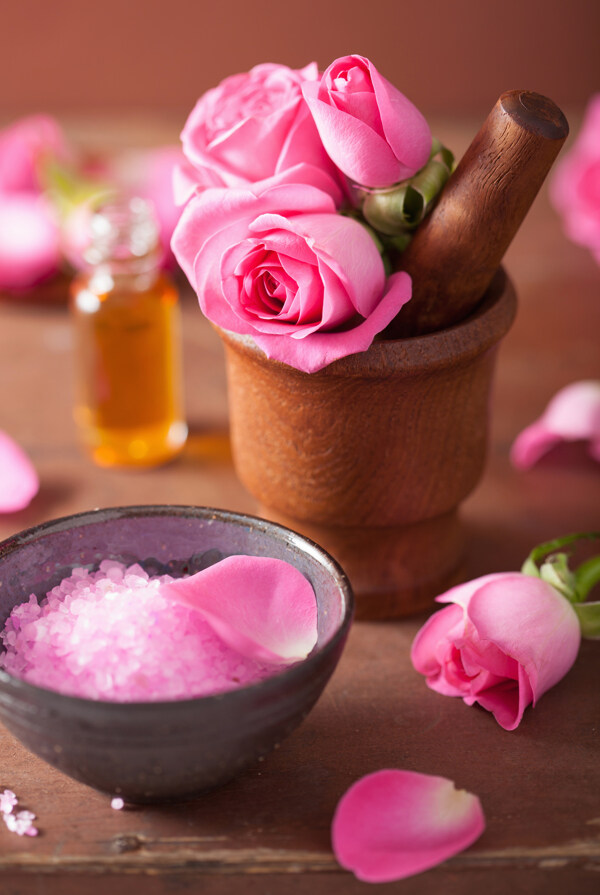 粉色玫瑰花与浴盐