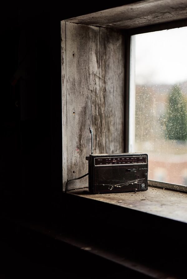 窗台上的收音机