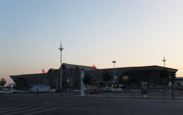 夕阳下的银川火车站图片