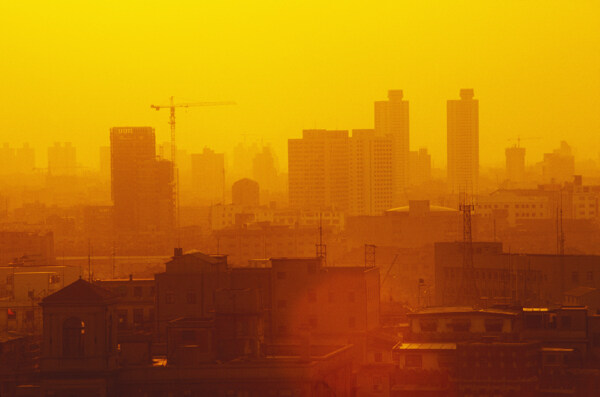 充满雾气的城市剪影图片