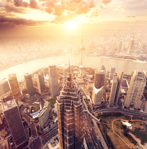 夕陽(yáng)下的城市建筑和道路俯視街景