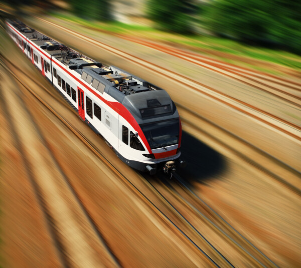 高速行驶的火车图片