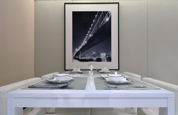 现代时尚客厅白色玻璃餐桌室内装修效果图