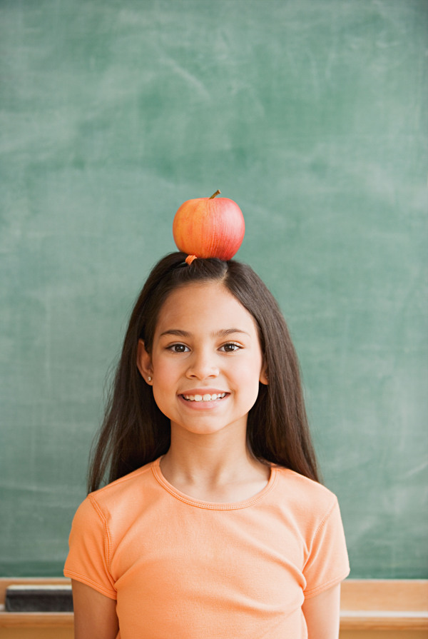 黑板前头顶红苹果的女孩图片