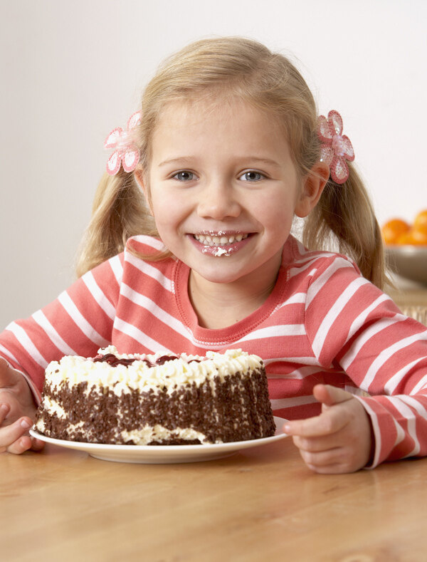 吃蛋糕的孩子图片